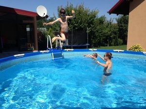 copii-curte-piscina-2