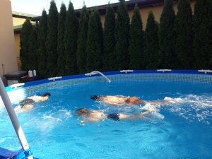 copii-curte-piscina-3