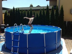 copii-curte-piscina-4